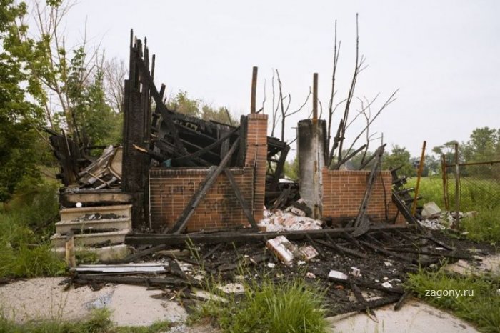 Оставленные в руинах дома Детройта (10 фото)