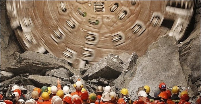 В Швейцарии построили длиннейший в мире туннель (18 фото)