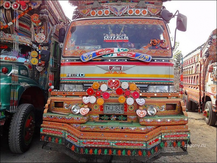 Пакистанские грузовики и автобусы (23 фото)