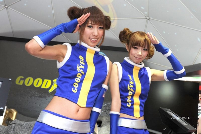 Девушки с автосалона в Токио (25 фото)