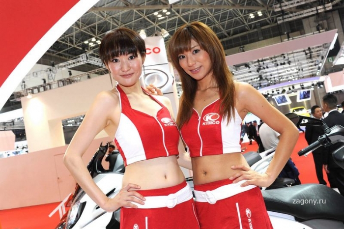 Девушки с автосалона в Токио (25 фото)