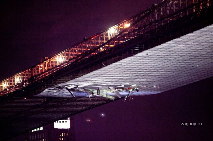 Поврежден Бруклинский мост в Нью-Йорке (8 фото)