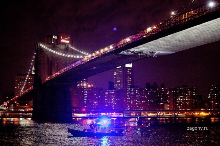 Поврежден Бруклинский мост в Нью-Йорке (8 фото)