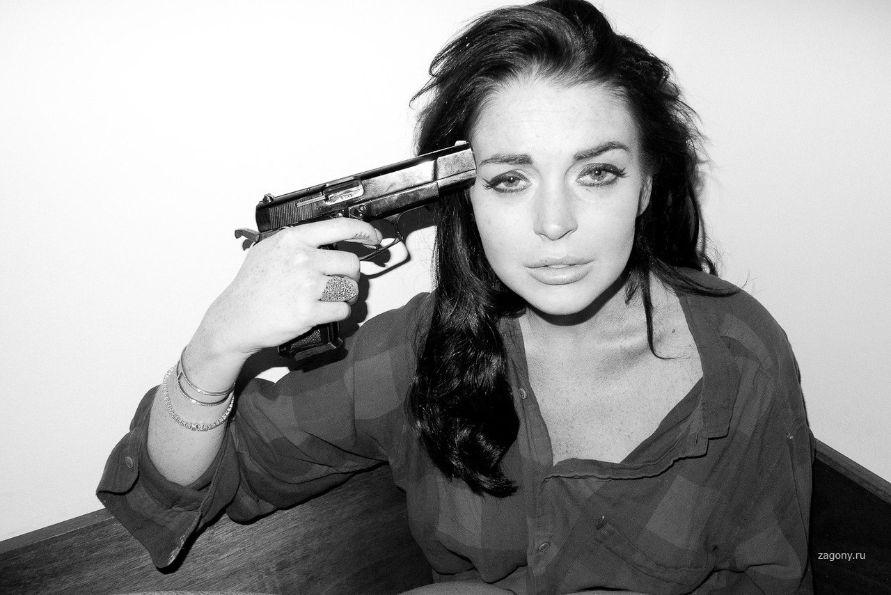 Lindsay Lohan с оружием