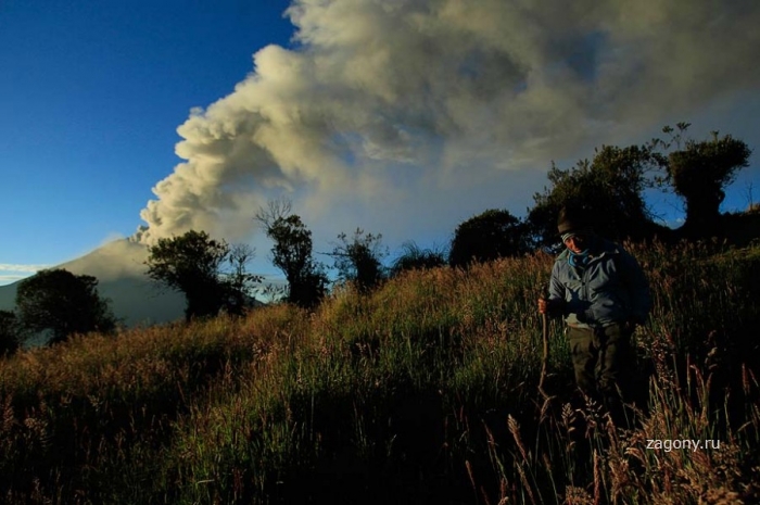 В Эквадоре извергается вулкан Тунгурахуа (7 фото)