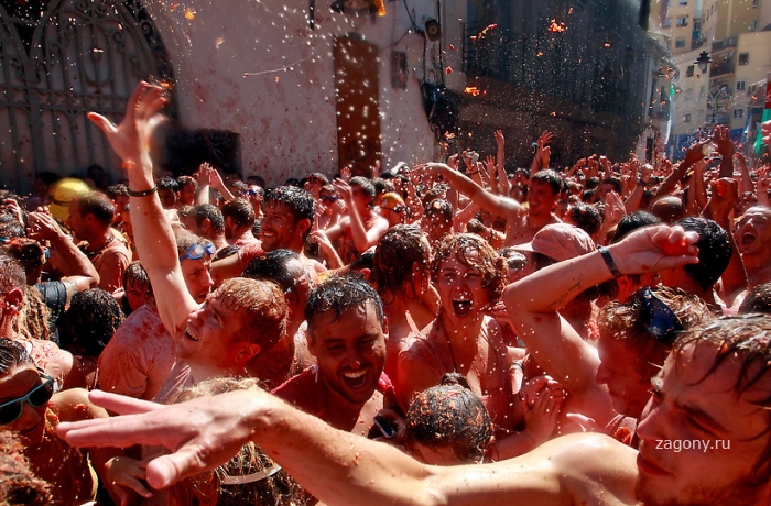Ежегодная томатная битва La Tomatina в Буньоле, Испания (25 фото)