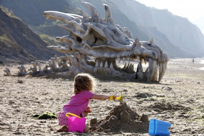 На пляже Британии обнаружили голову дракона (5 фото)