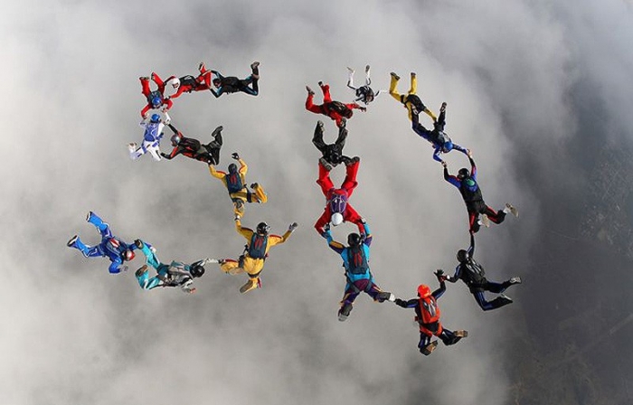 Самые впечатляющие фигуры парашютного спорта (19 фото)