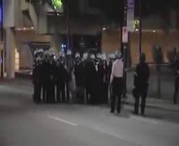 Полицейские позируют с задержанным демонстрантом (997.542 KB)