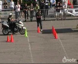 Полицейский круто ездит на мотоцикле (3.167 MB)