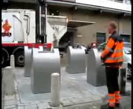 Прикольные мусорные баки в Амстердаме (2.854 MB)
