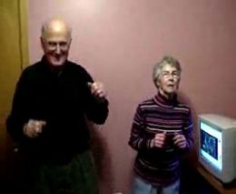 Бабуля с дедулей веселятся (1.430 MB)