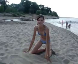 Смешная девочка поет на пляже (2.165 MB)