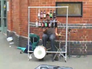 Уличный музыкант играет на бутылках (3.069 MB)