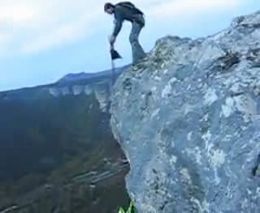 Опасный прыжок с парашютом с горы (4.345 MB)