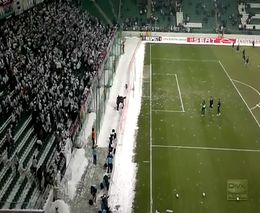 Футболистов закидали снежками во время матча (3.028 MB)