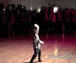 Двухлетний танцор рон-н-рола (7.572 MB)