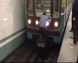 Пьяный мужик в киевском метро (8.431 MB)
