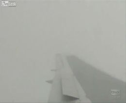 Молния попала в крыло самолета (950.416 KB)