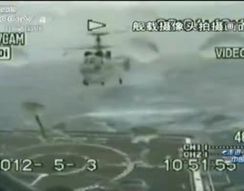 Посадка вертолета на авианосец в ужасную погоду (4.301 MB)