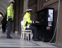 Пражский полицейский играет на рояле (3.042 MB)
