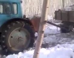 Тракторист пытается сдвинуть прицеп с дровами (2.850 MB)