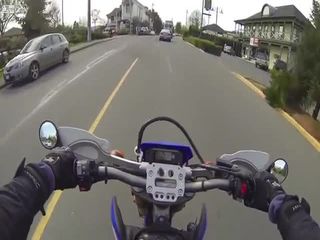 Мотоциклист помог женщине (7.182 MB)