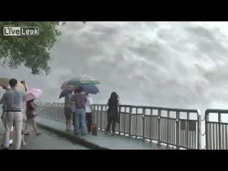 Водопад после сильного ливня в Тайване (2.171 MB)