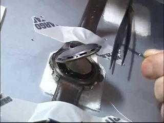 Астронавт ремонтирует часы в космосе (9.540 MB)