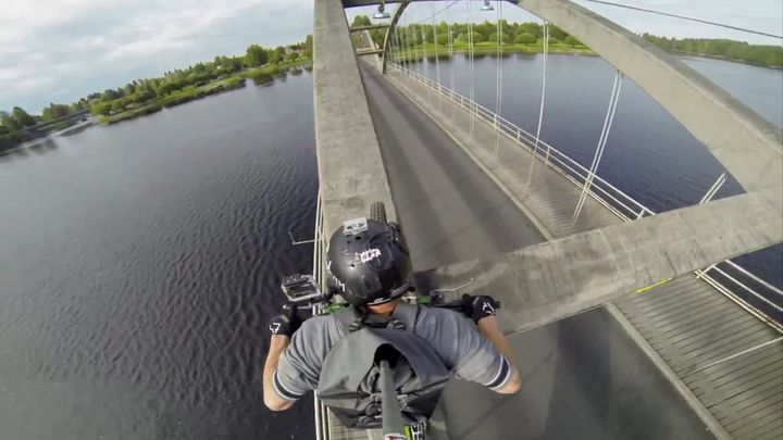 На мотоцикле по арке моста (10.616 MB)
