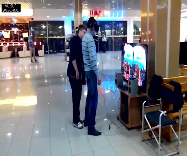 Разыграли друга в шлеме виртуальной реальности (24.628 MB)