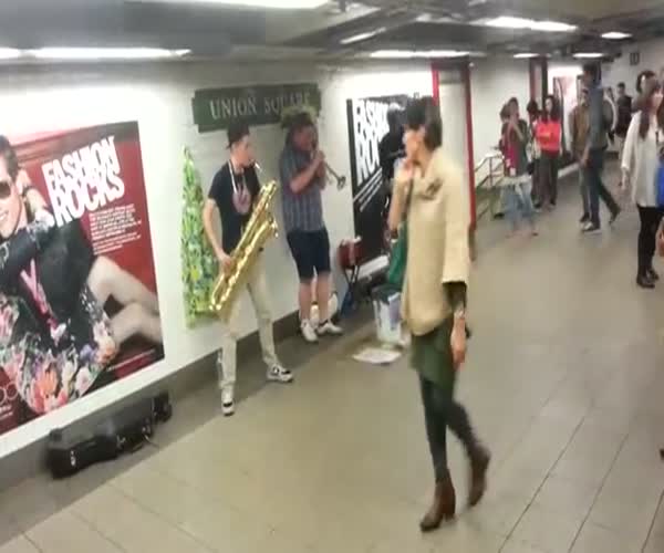 Парни зажигают в метро Нью-Йорка (15.281 MB)