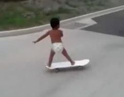 Двухлетний паренек катается на скейтборде (3.285 MB)
