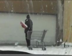 Американец убирает снег (1.423 MB)