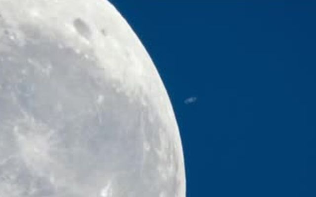 Сатурн на небе возле Луны (4.449 MB)