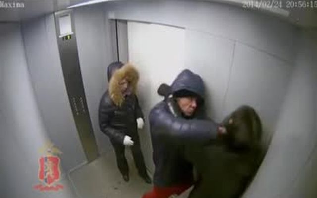 Семейная пара ограбила девушку в лифте (7.934 MB)