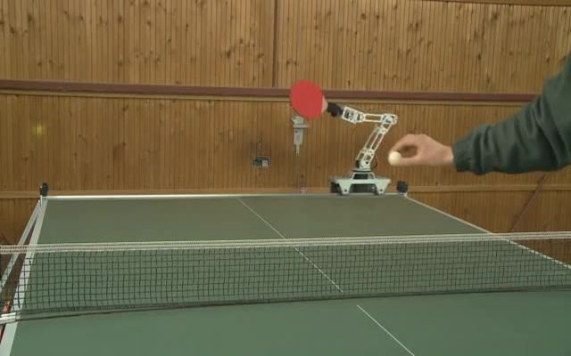 Робот играет в настольный теннис (8.239 MB)