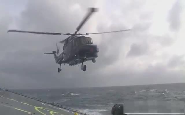 Посадка вертолета на корабль во время шторма (9.174 MB)