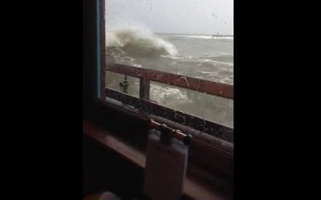 Ресторан на воде во время шторма (1.515 MB)