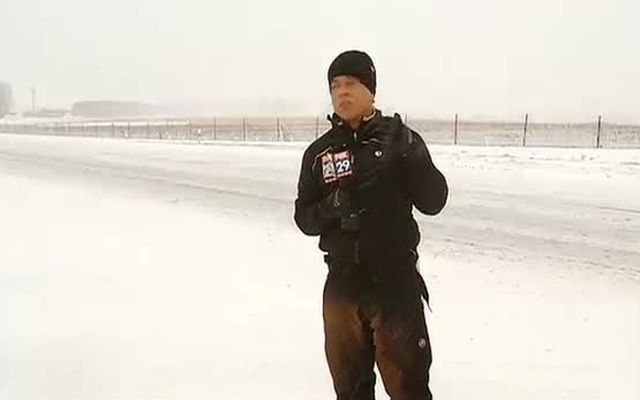 Снегоуборочные машины окатили репортера (3.888 MB)