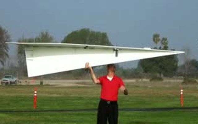 Самый большой в мире бумажный самолетик (6.874 MB)