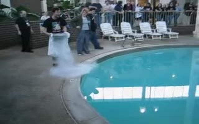Парни кинули жидкий азот в бассейн (6.697 MB)