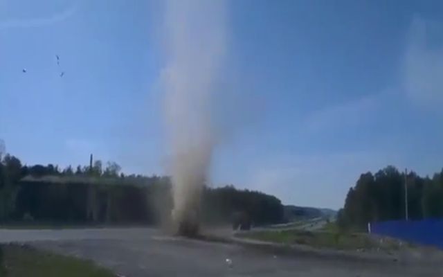 Мини-торнадо в Екатеринбурге (3.253 MB)