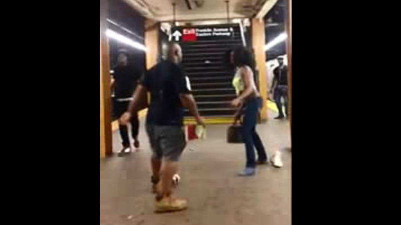 Негр против негра-трансвестита в метро Нью-Йорка (19.325 MB)