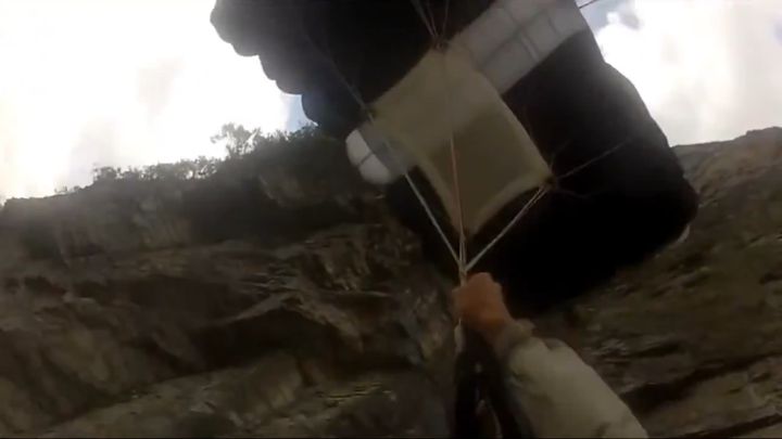 Столкновение со скалой при прыжке с парашютом (8.989 MB)