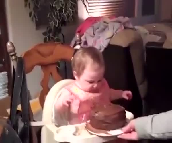 Малыш первый раз в жизни пробует торт (7.710 MB)
