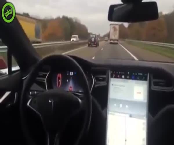 Автопилот в Tesla (2.554 MB)