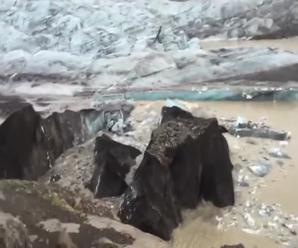 Кусок ледника превратился в айсберг (15.591 MB)