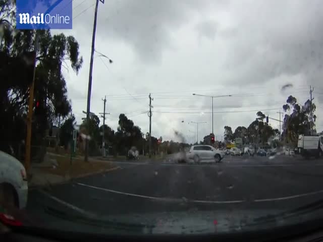 Удар молнии рядом с машиной в Австралии (1.284 MB)