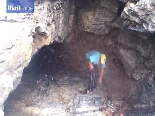 Тысячи жуков неожиданно вылетели из пещеры (4.306 MB)